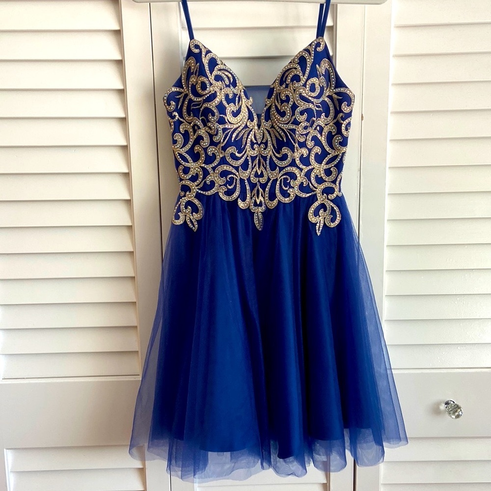 Spaghetti strap crystal homecoming dress 💙